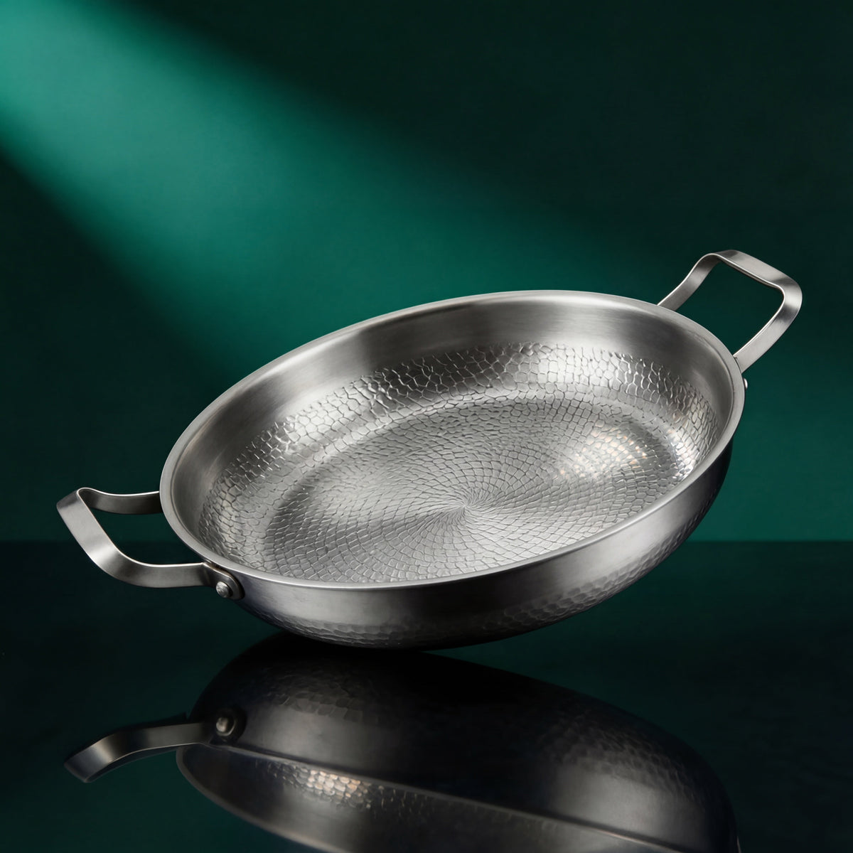 Titanpfanne mit Doppelgriff 30 cm – handgehämmert